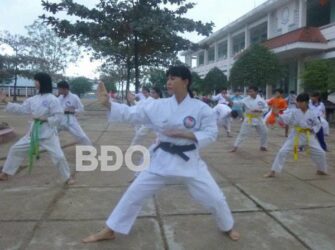 Cô giáo tiếng Anh dạy võ karatedo